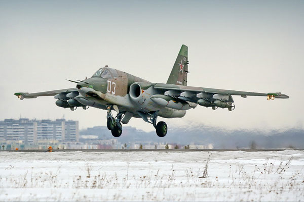 Hệ thống vũ khí trên Su-25SM được bổ sung thêm tên lửa không đối không tầm ngắn R-73. Cường kích này có thể sử dụng tên lửa không đối đất nâng cấp Kh-25ML và Kh-29L.