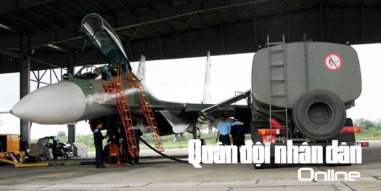 
Nạp dầu cho Su-30MK2 tại Đoàn Không quân Yên Thế. Ảnh: Quân đội nhân dân Online.
