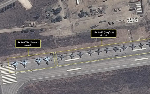 
Nga cố tình trêu ngươi bằng cách cho máy bay đậu thành dãy ở các sân bay quân sự Syria để tai mắt vũ trụ của Mỹ nhìn thấy.
