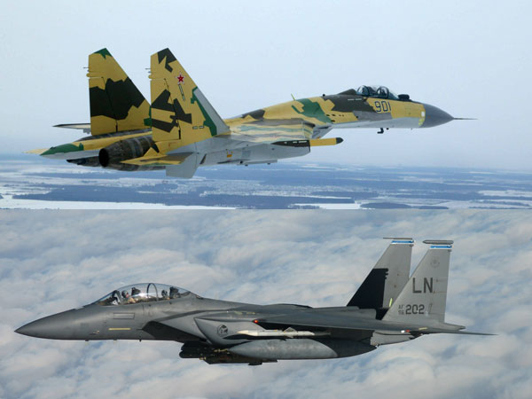 
Su-35 (ở trên) nắm nhiều lợi thế hơn trong không chiến so với F-15 (ở dưới)
