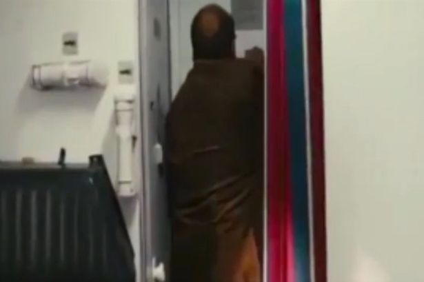 Cảnh 1 hành khách đập cửa buồng lái trong phim khiến người ta liên tưởng đến thảm kịch Germanwings.