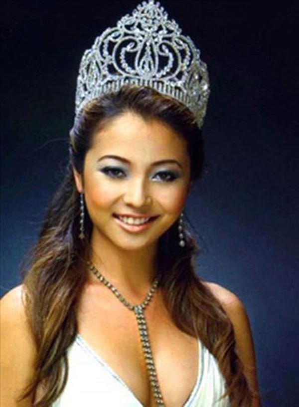 Jennifer Phạm đạt giải Hoa hậu châu Á tại Mỹ cùng năm với Mai Phương Thúy. Cô sở hữu chiều cao 1m72 cùng số đo 3 vòng là: 86-68-86.