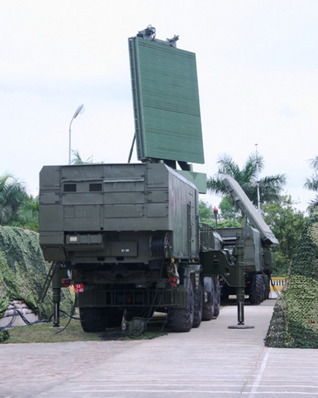 Radar cảnh giới nhìn vòng mọi độ cao 96L6E (gần) và radar chiếu bắn 30N6E của tổ hợp S-300PMU1 sẵn sàng chiến đấu. Ảnh: QĐND