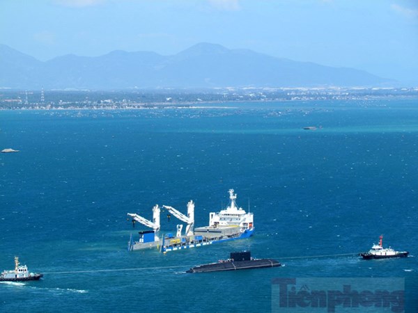 Hiện tàu HQ 184 - Hải Phòng đang được lai dắt và cách quân cảng Cam Ranh khoảng 100m, nhiều tàu ở đây đồng loạt kéo còi chào đón. Ảnh: Nguyễn Đình Quân