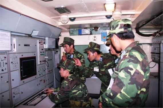 
Kíp trắc thủ radar trong giờ huấn luyện thực hành. Ảnh: QĐND.
