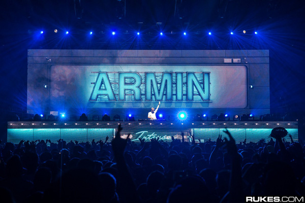 
Show diễn hoành tráng của Armin van Buuren.
