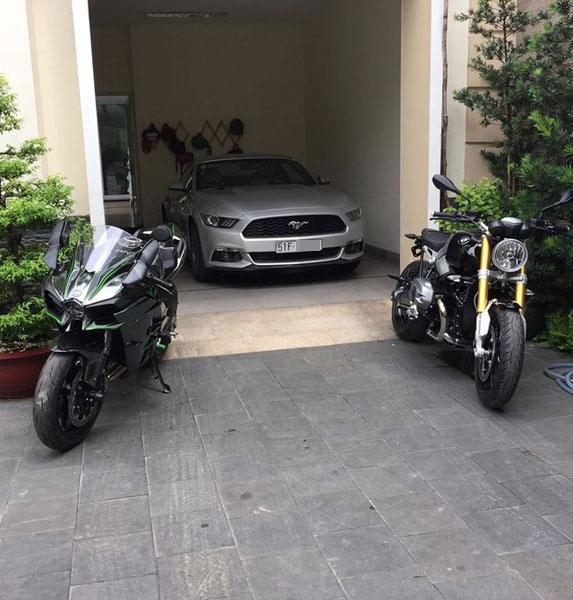 
Bộ ba Kawasaki Ninja H2, BMW R Nine T và Ford Mustang
