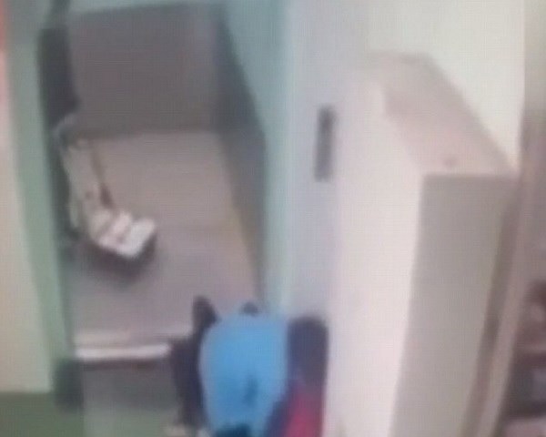 
Một người trong thang máy tỏ ra vô cảm khi thấy cảnh hiếp dâm trong công ty. (Nguồn: Daily Mail)
