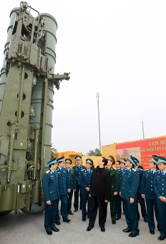 Thủ tướng Nguyễn Tấn Dũng tới thăm và kiểm tra Trung đoàn tên lửa phòng không 64. Ảnh: Thể thao & Văn hóa