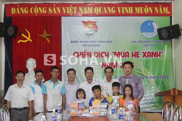 Đại diện Báo điện tử Trí Thức Trẻ trao tặng sách theo chương trình Thư viện vùng quê cho Trung tâm nuôi dưỡng trẻ em mồ côi Kim Bảng.