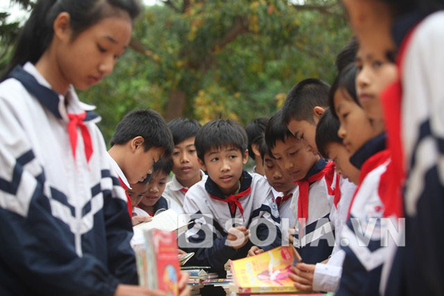 Các em nhỏ tìm và đọc ngấu nghiến những cuốn sách từng trang sách như đã “đói sách” từ rất lâu rồi.