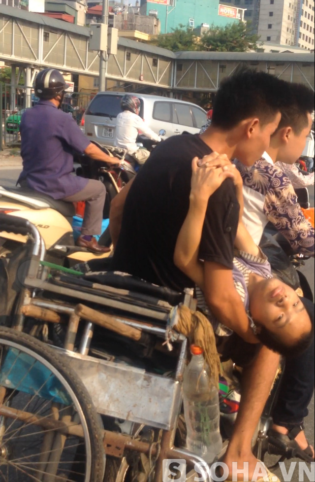 Điều đặc biệt, thanh niên điều khiển xe máy và thanh niên ngồi sau ôm một người tàn tật đều không đội mũ bảo hiểm.
