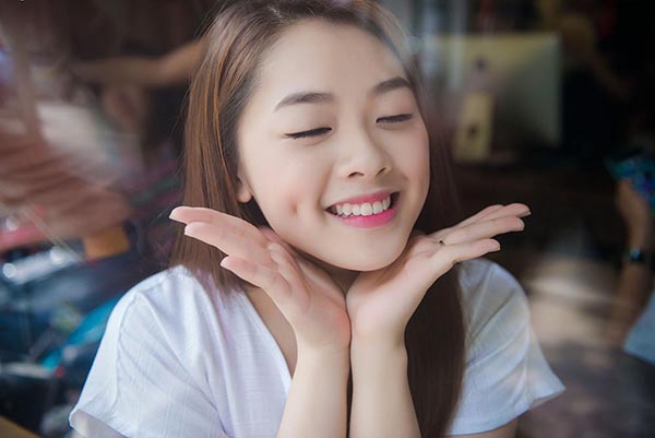 Với MV mới, Khánh Tiên tiếp tục gây ấn tượng bởi ngoại hình xinh đẹp, trong sáng đúng như lứa tuổi 19 của cô.
