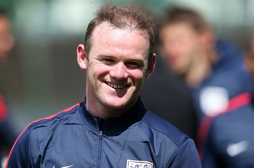 
Thoáng thấy bóng dáng của Sir Bobby Charlton ở Rooney.
