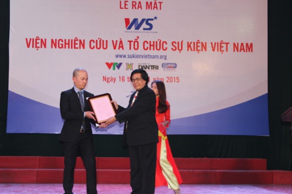PGS.TS. Họa sỹ Lê Huyên - Chủ tịch Hiệp hội Thiết kế mẫu và Sáng tạo Mỹ thuật Việt Nam trao quyết định cho Viện trưởng.