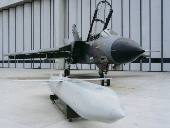 
Tên lửa hành trình Storm Shadow sẽ cho phép Không quân Hoàng gia Anh thực hiện các cuộc tấn công tầm xa có độ chính xác cao từ ngoài vùng kiểm soát của IS.

