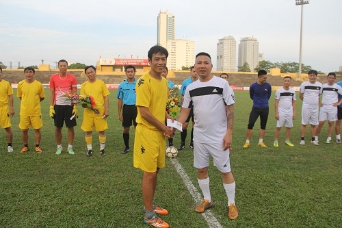 Nguyễn Phi Hùng (áo trắng) đại diện cho cựu cầu thủ xứ Nghệ qua các thế hệ, trao quà cho gia đình cựu đội trưởng Đội tuyển Quốc gia Huy Hoàng trong trận đấu từ thiện mới diễn ra.