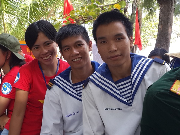 Nhà văn Trang Hạ chụp ảnh lưu niệm cùng các chiến sĩ trên đảo Sơn Ca thuộc quần đảo Trường Sa.