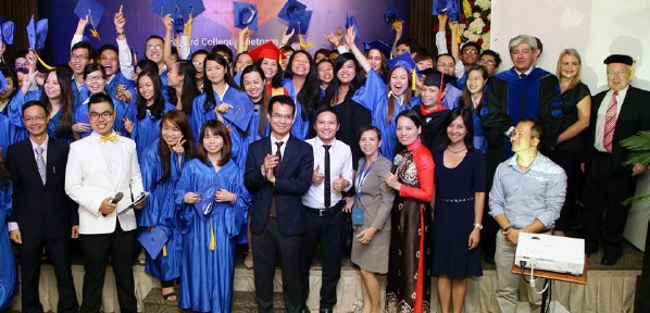 TS Trần Vinh Dự trong lễ tốt nghiệp sinh viên của trường.