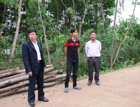 Trưởng Công an xã Gia Hanh (bìa trái), Trưởng thôn Bắc Trung Sơn (bìa phải) và anh Hậu (giữa) thừa nhận có việc con chim xuất hiện tại gia đình.