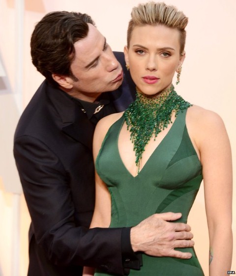 Travolta ôm eo và thơm vào má Johansson