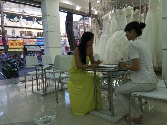 Cách đây vài ngày, Việt Trinh bị bắt gặp khi xuất hiện tại một cửa hàng áo cưới. Ở đây, cô đã nhờ nhân viên tư vấn chọn cho mình gói dịch vụ cưới tốt nhất cho ngày trọng đại.