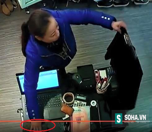 
Chiếc ví của shop quần áo bị người phụ nữ trung tuổi lấy trộm trong nháy mắt (ảnh cắt từ video).
