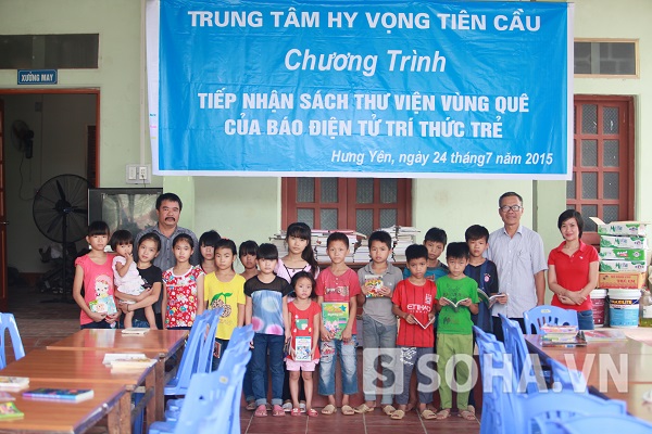 Báo điện tử Trí Thức Trẻ trao tặng sách Thư viện vùng quê cho các em nhỏ tại Trung tâm Hy vọng Tiên Cầu.