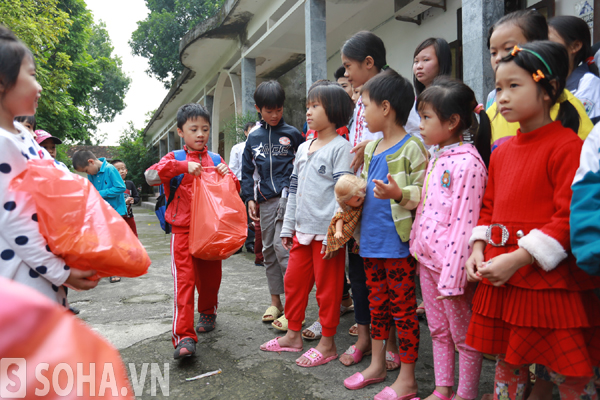 
Nhiều món quà ý nghĩa mà các cô, cậu học sinh lớp 2 trường Vinschool đã mất nhiều ngày chuẩn bị để đem lên trao tặng cho các bạn trẻ mồ côi.
