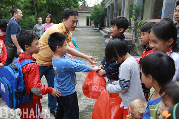 
Các học sinh lớp 2 Vinschool tận tay trao cho các bạn nhỏ bất hạnh ở Trung tâm những món quà thực sự thiết thực.
