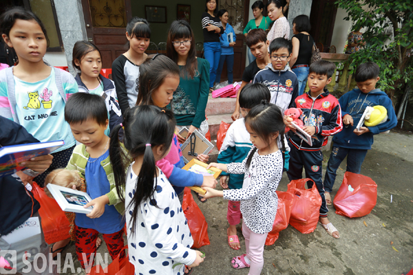 
Các em nhỏ tại trại trẻ mồ côi mê mải với những khung hình đẹp. Nhiều em đã ngay lập tức đem về để ở trên bàn học, nơi trang trọng nhất ở phòng ở của mình.
