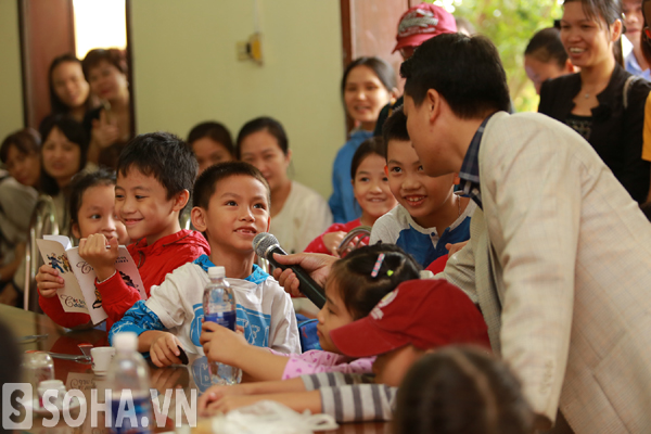 
Một phụ huynh đang hỏi các nhà từ thiện nhí về ý nghĩa giáo dục của câu chuyện vui.
