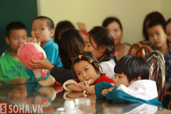 Trẻ em mồ côi huyện Kim Bảng, Hà Nam cảm động trước những câu chuyện mang nhiều nội dung giáo dục mà các cô chú trong đoàn từ thiện kể.