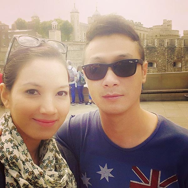 Trên trang cá nhân, MC Anh Tuấn vừa đăng tải hàng loạt hình ảnh đi thăm quan, du lịch ở London với bà xã Hồng Nhung.