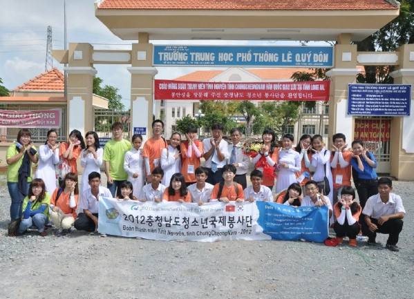 Một hoạt động tình nguyện khác của Tuấn Jeon tại Việt Nam.