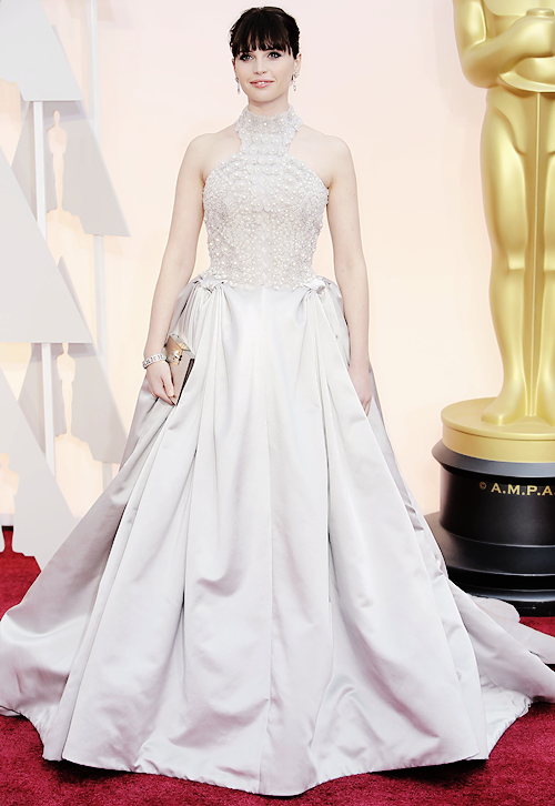 Trong chiếc đầm trắng của Alexander McQueen, mỹ nhân nước Anh, Felicity Jones tới Oscar 2015 để tranh tài tại hạng mục Nữ diễn viên chính xuất sắc.