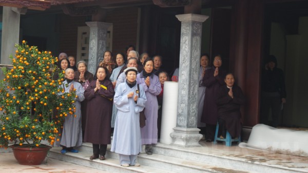 Nhiều người dân địa phương đã có mặt tại chùa để cùng niệm Phật trong ngày rước tượng về chùa.