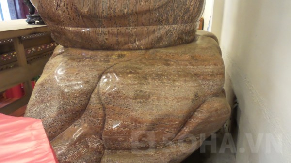 Tính riêng phần bệ của bức tượng cao 80cm. Theo đại đức Thích Quảng Hoàng, khối đá nguyên sơ có cân nặng gần 5 tấn và đưa về từ châu Phi. Phần đá được đẽo, gọt đi sử dụng làm các pho tượng nhỏ và vòng đeo tay cho Phật tử.