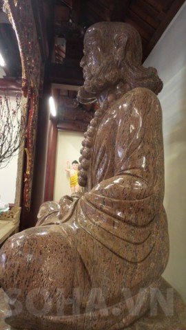 Tượng Phật Đạt Ma Sư Tổ có chiều cao 2m15 tính cả phần bệ, làm hoàn toàn bằng gỗ hóa thạch tự nhiên, nặng gần 4 tấn và màu nâu hồng.
