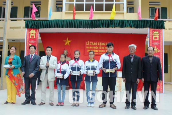 Buổi lễ trao tặng sách của lãnh đạo Báo Điện tử Trí Thức Trẻ tại Trường THCS Lê Thanh ngày 24/12.