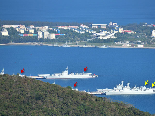 Hình ảnh 3 tàu khu trục Type 052D (mũi tên đỏ) và 2 tàu khu trục Type 052C (mũi tên vàng) tại căn cứ hải quân Yulin.