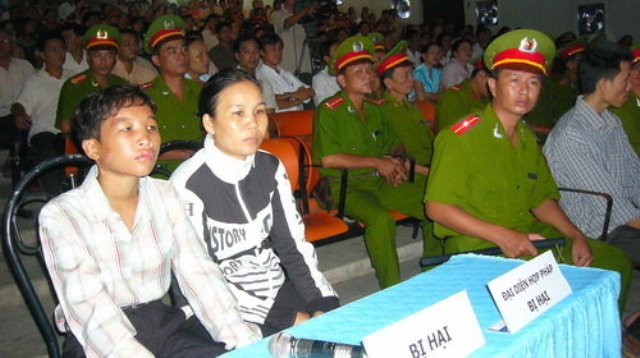 Hào Anh và mẹ (bà Phạm Thị Thoa) tại phiên tòa năm 2010. (Ảnh: Duy Khang/ Tuổi trẻ)