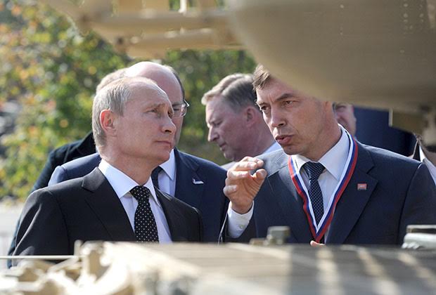 Tổng thống Putin và ông Andrei Terlikov tại triển lãm Russia Arms Expo (RAE) 2015 - Ảnh- RIA Novosti