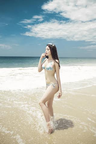 Nhân dịp nghỉ hè, Hoa hậu Kỳ Duyên và mẹ cô đã tranh thủ đi nghỉ dưỡng tại Nha Trang. Trước cảnh đẹp của biển, Kỳ Duyên đã quyết định chụp một bộ ảnh bikini để khoe vóc dáng nuột nà của mình.