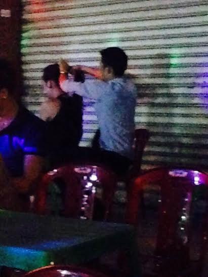 Chàng trai Việt buộc tóc giúp bạn gái.
