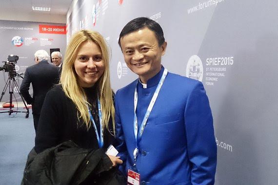Jack Ma chụp ảnh với phóng viên Vedomosti tại SPIEF-2015