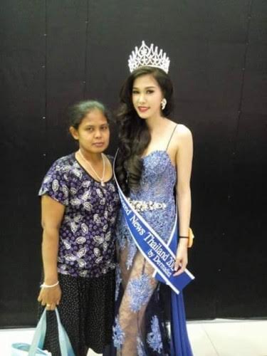 
Mint chụp hình cùng mẹ ngay sau khi đăng quang Hoa hậu không phân biệt giới tính Thái Lan.

