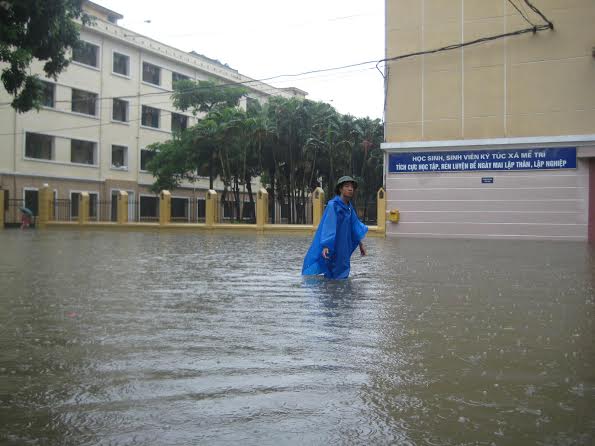 Ký túc xá Mễ Trì chìm trong biển nước mênh mông. Ảnh: Hoàng Đan