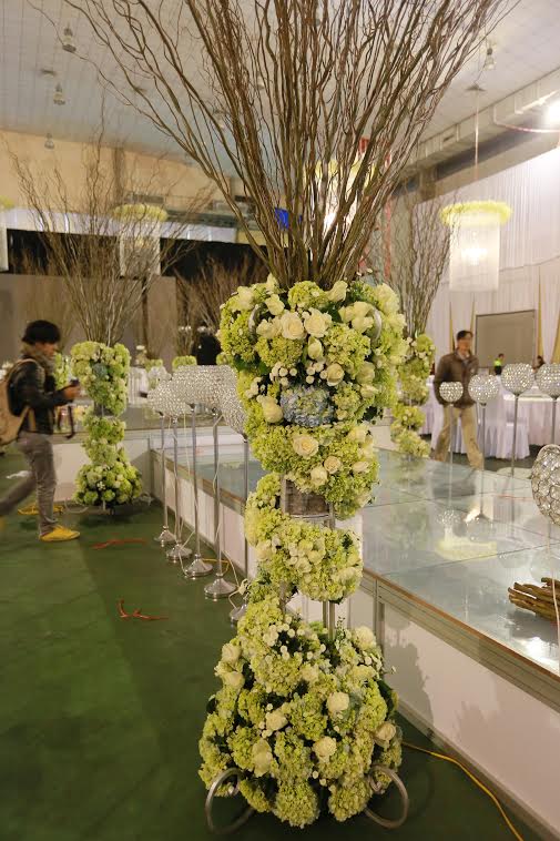 12 hàng hoa được trang trí cầu kì dẫn từ sảnh hội trường vào tận sân khấu.