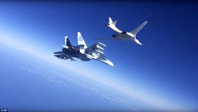 
Ảnh chụp từ 1 chiếc Su-30SM hộ tống biên đội Tu-160 tại tuyến bắn trên bầu trời Địa Trung Hải hôm 20/11/2015. Ảnh: AP.
